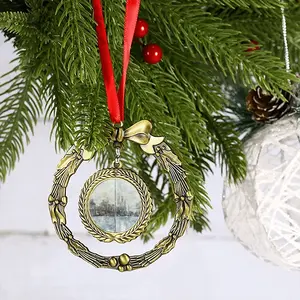 Chilly Morning Christmas Wreaths Pendant