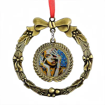 The Moment Christmas Wreaths Pendant