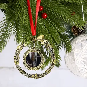 Contrasts 3 Christmas Wreaths Pendant