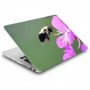 Bee Full Of Pollen MacBook Pro 13 Case