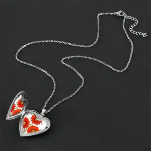 Three Red Flowers Love Necklace